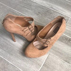 Nude pumps